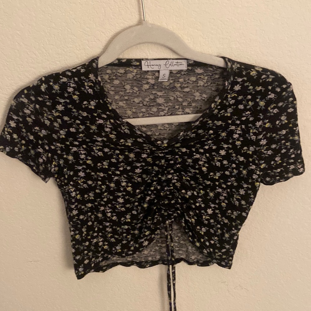Cute floral top!